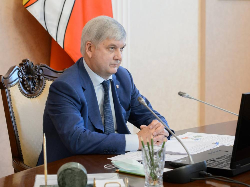 О зарплате врачей по Воронежской области в 58 тыс рублей доложили губернатору Гусеву