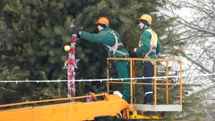 «Вот и сказочке конец…»: на главной площади Борисоглебска разобрали новогоднюю ёлку