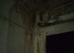«Комбинат благоустройства» «забил» на проблемы жильцов дома с текущей крышей в Борисоглебске