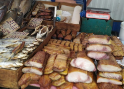 На торговлю рыбой и мясом с мухами на рынке в Борисоглебске пожаловалась волгоградка