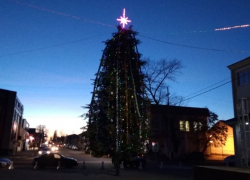 Местные жители восхитились новогодней елкой на центральной площади Новохоперска