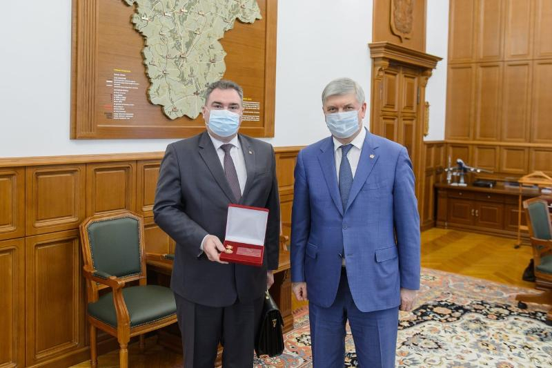 Награда нашла героя: губернатор вручил руководителю  Борисоглебска почетный знак