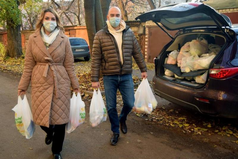 Малоимущим  пенсионерам  привезли на дом продукты в столице Воронежской области